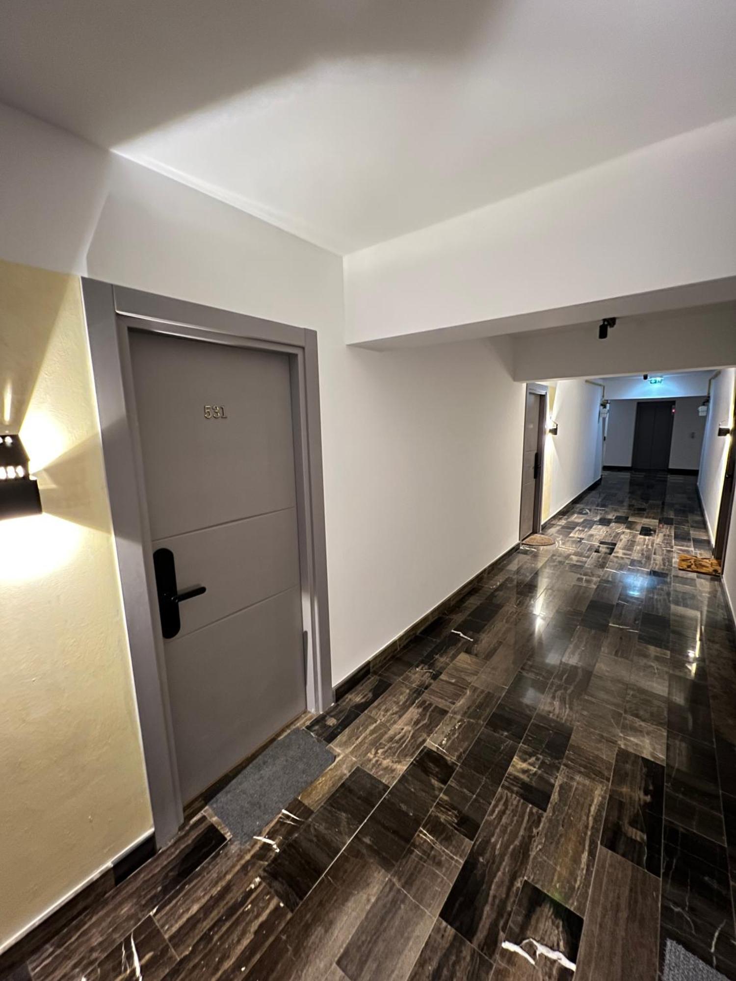 Airport Flyhub Chic Apartment Яссы Экстерьер фото
