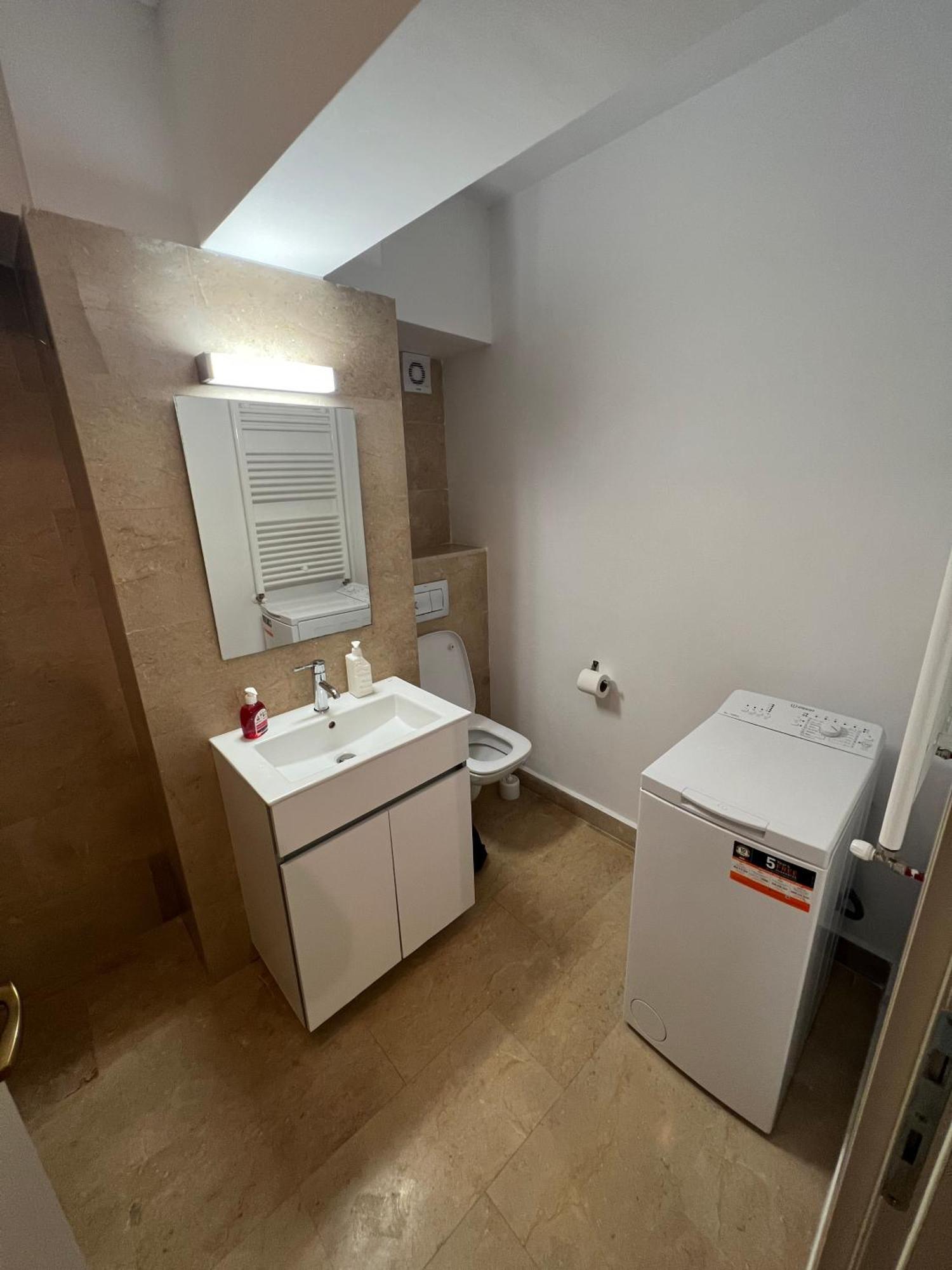 Airport Flyhub Chic Apartment Яссы Экстерьер фото