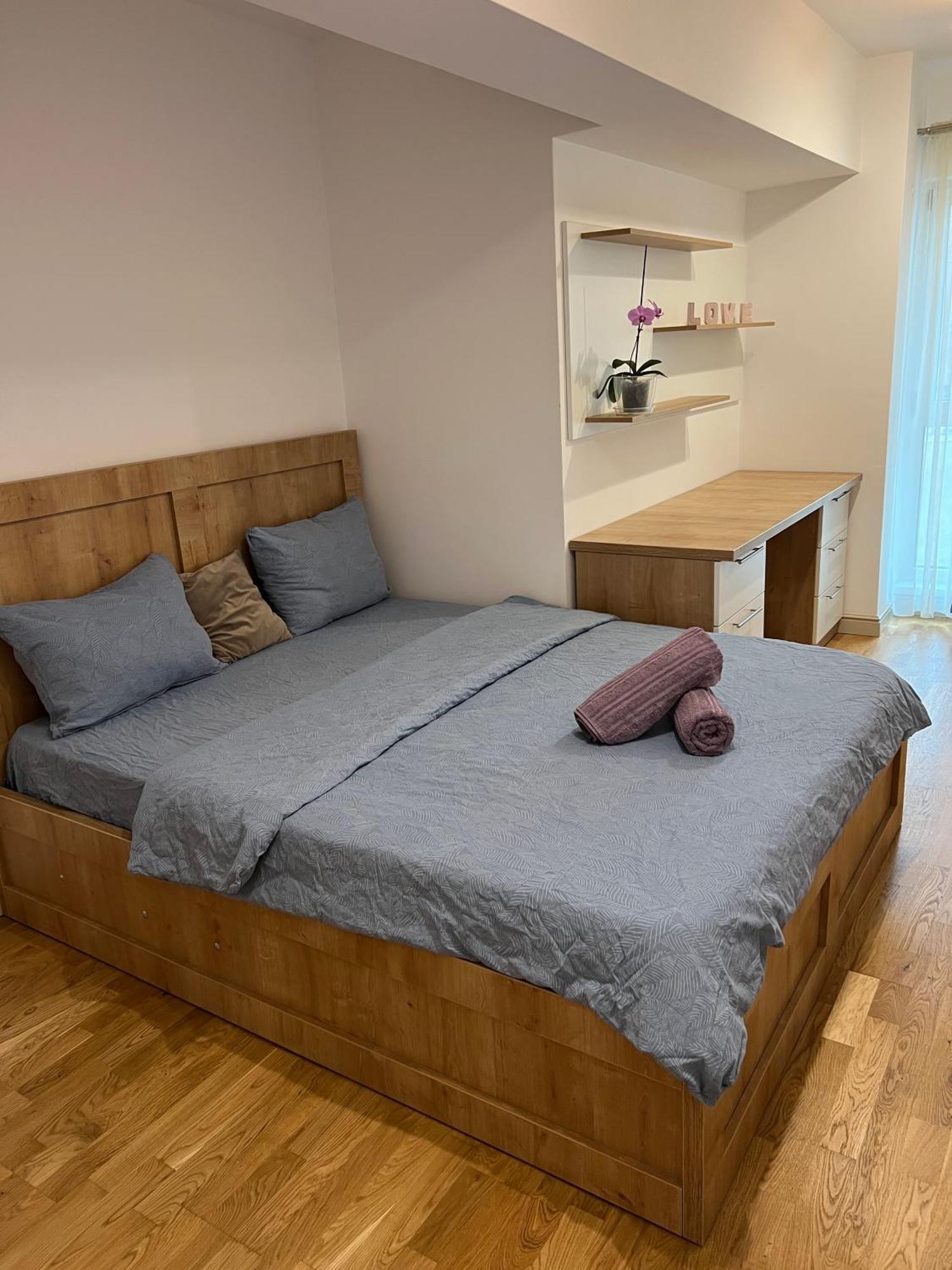 Airport Flyhub Chic Apartment Яссы Экстерьер фото